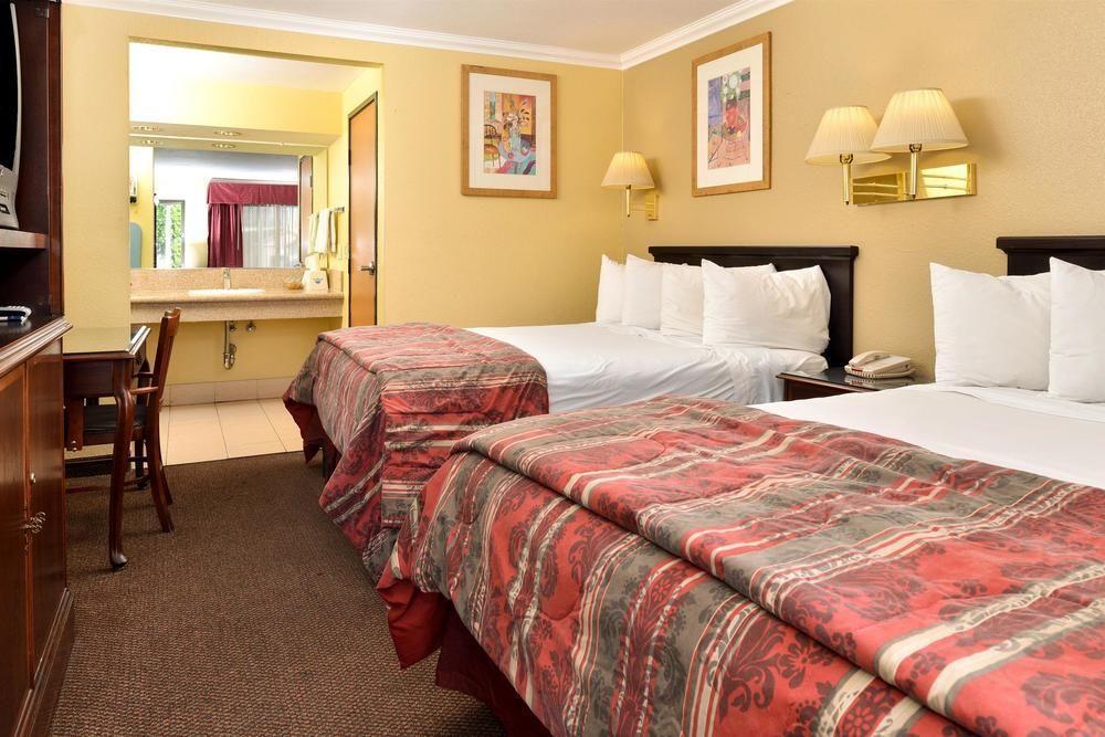 Americas Value 2* Pasadena