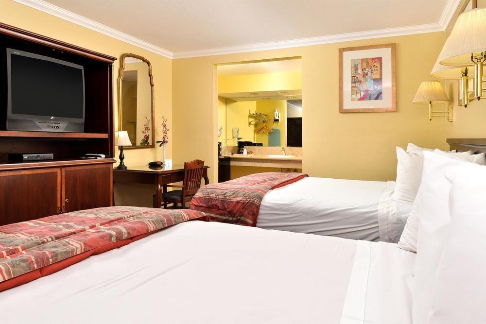 Americas Value 2* Pasadena